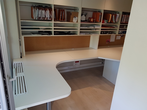 espace de travail sur mesure, façade de placard, rangement bureau 