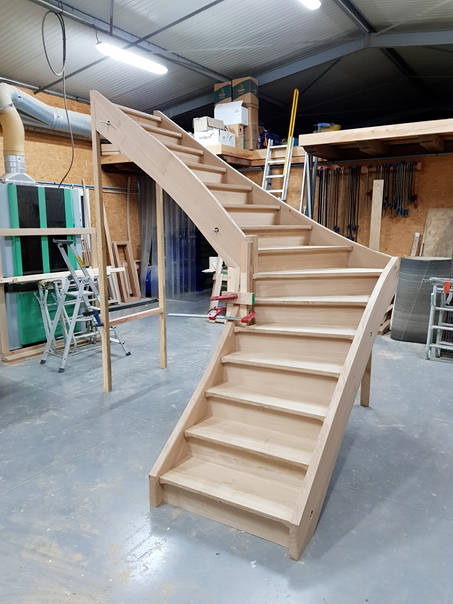 escalier, moderne, tradition, Franche Comté, en cours de construction,  - menuisier Jura et Doubs