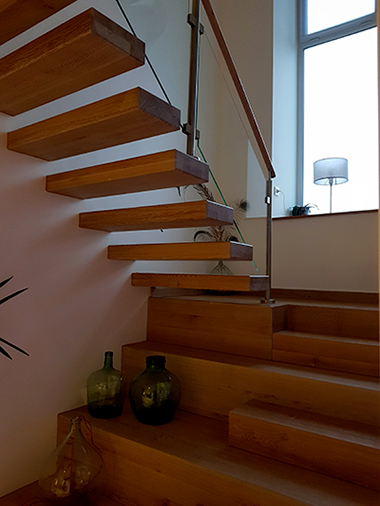 escalier contemporain, bois blanc, sur mesure  dans le doubs 