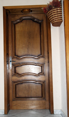 porte d'interieur massif style jurassien fait sur mesure en bois massif fabriquer dans le Doubs à Arc et senans