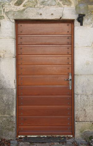 porte d'entrée massif style jurassien fait sur mesure en bois massif fabriquer dans le Doubs à Arc et senans