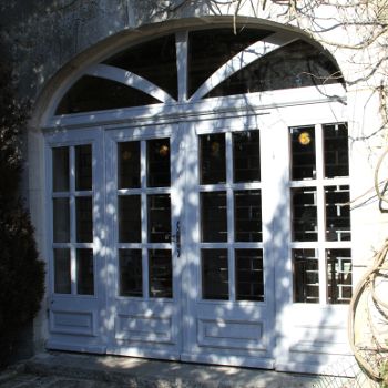 porte fenêtre sur mesure en bois massif fabriquer dans le Doubs à Arc et senans