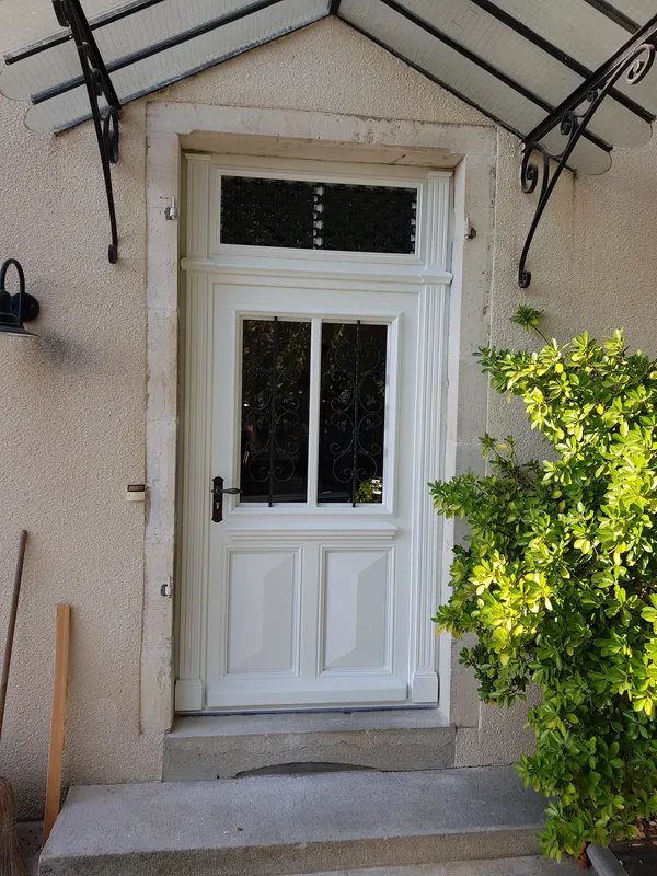 creation de porte d'entrée sur mesure dans le doubs