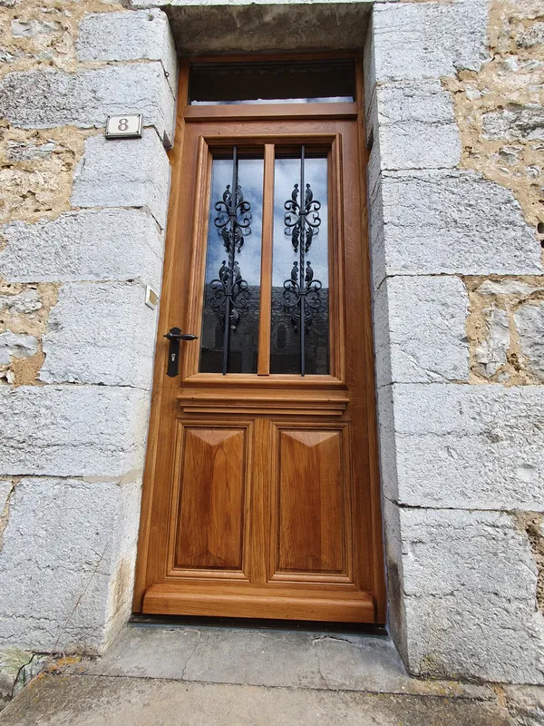 creation porte d'entrée et fenêtre sur mesure - menuisier Jura et Doubs