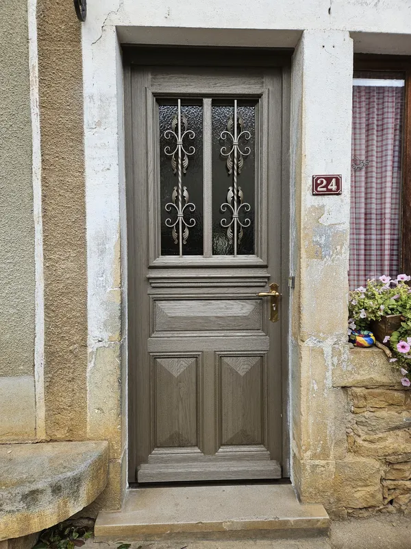 creation porte d'entrée et fenêtre sur mesure - menuisier Jura et Doubs