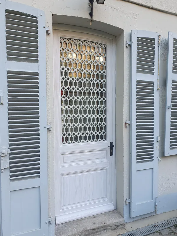 creation porte d'entrée et fenêtre sur mesure arbois